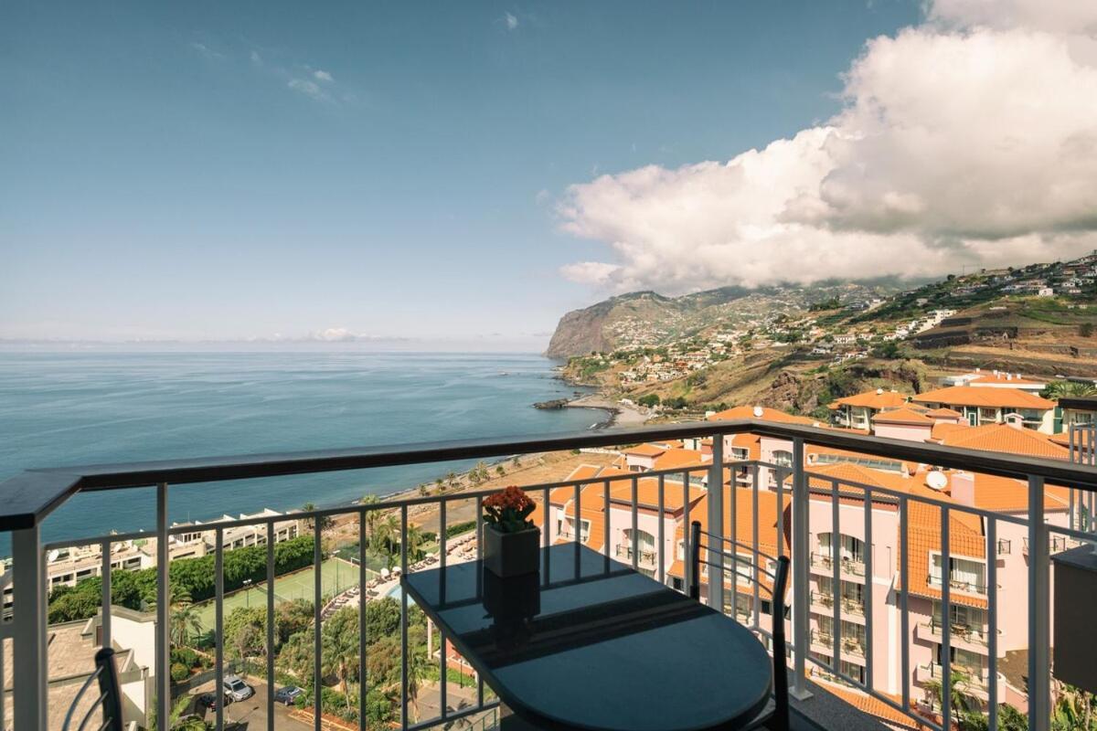 Sunny Bayhill with swimming pool — 4-Star Luxury Hotel in Funchal, Portugal