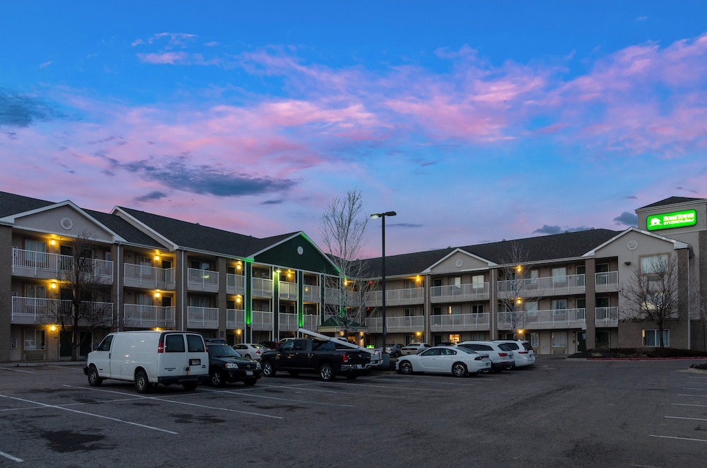 HomeTowne Studios By Red Roof Denver Airport Aurora — hotel in Aurora