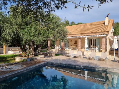 Villa Leïa luxury villa for 6 people with pool — 4-Star Luxury Hotel in Alimos, Greece