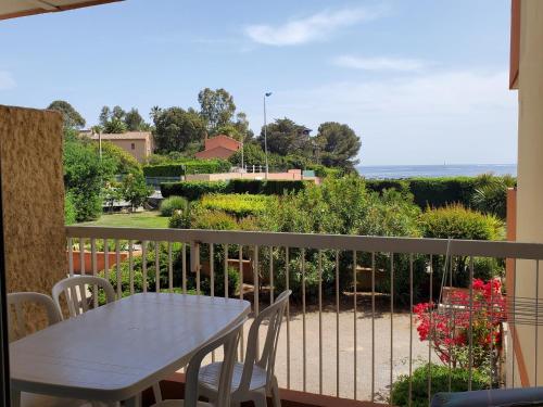 Saint RAPHAEL La Peguiere Face a la plage Vue Mer — 4-Star Luxury Hotel in Saint-Raphael, France