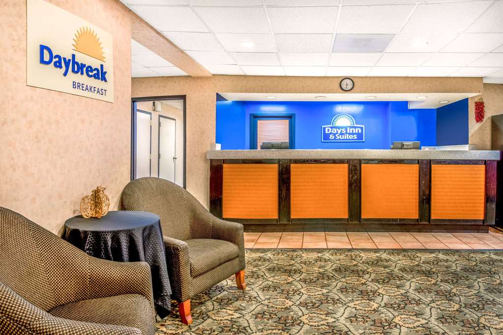 Days Inn & Suites by Wyndham Albuquerque North - photo 2