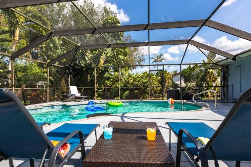 3BR With HUGE 2k sq ft Lanai & Seasonally Heated Pool in Bonita Springs, United States