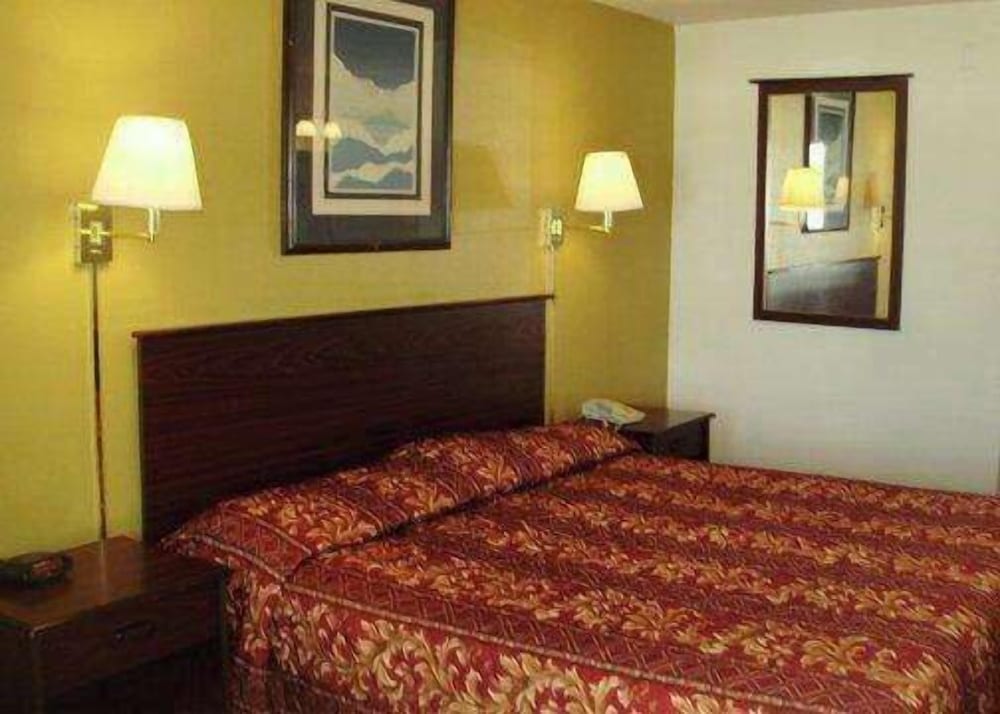 Rodeway Inn Goddard - photo 11