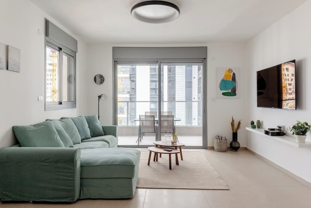 Sea View Tower 33rd Floor l Parking l Mamad in Bat Yam, Israel