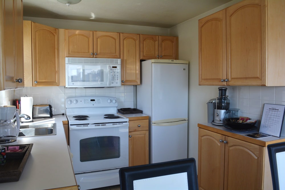 Sunny Westlake Suites by Metro - photo 41