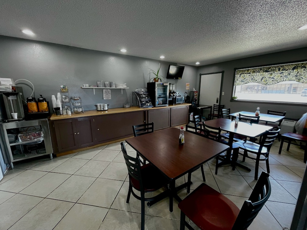 Royal Inn & Suites - photo 20