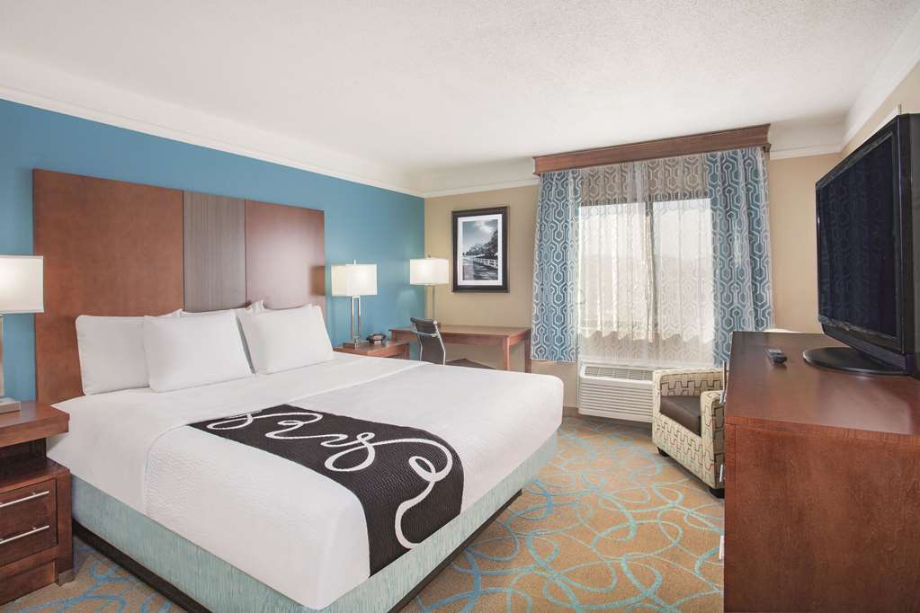 La Quinta Inn & Suites by Wyndham Elizabethtown - photo 13