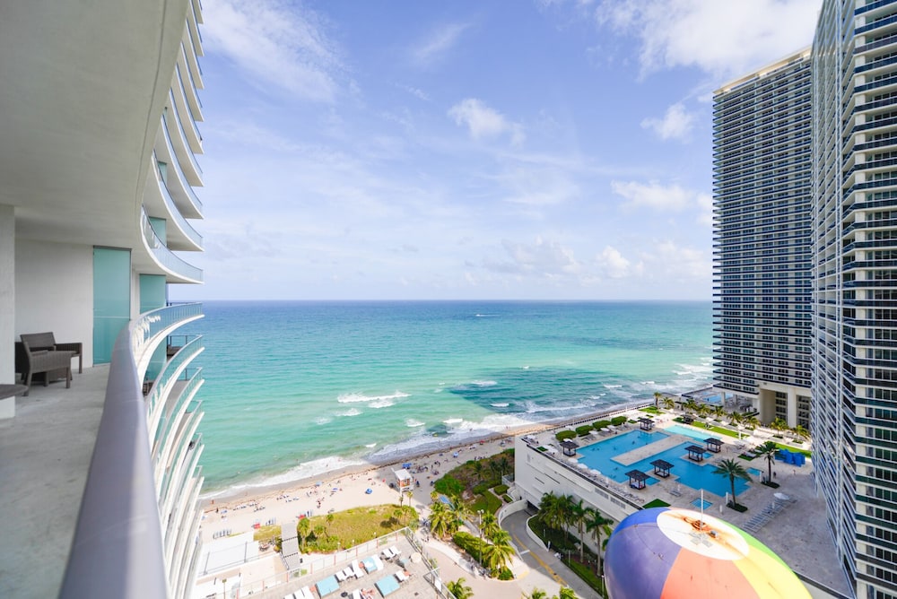 Beachfront Beauty Awaits: Gorgeous Views Hollywood — 4-Star Luxury Hotel in Hollywood, United States