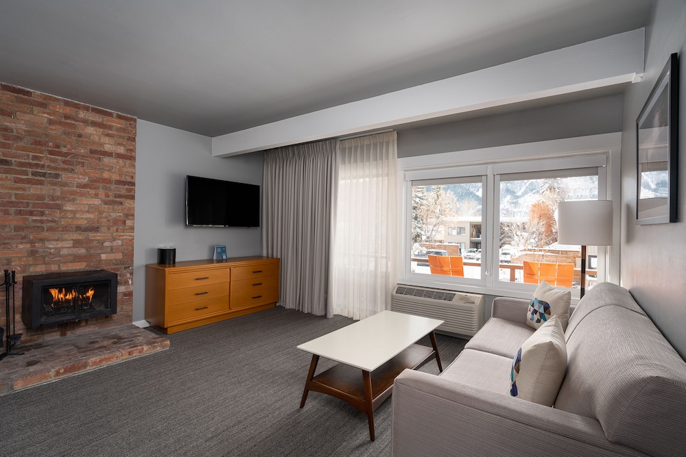 Tamarack Lodge - photo 5