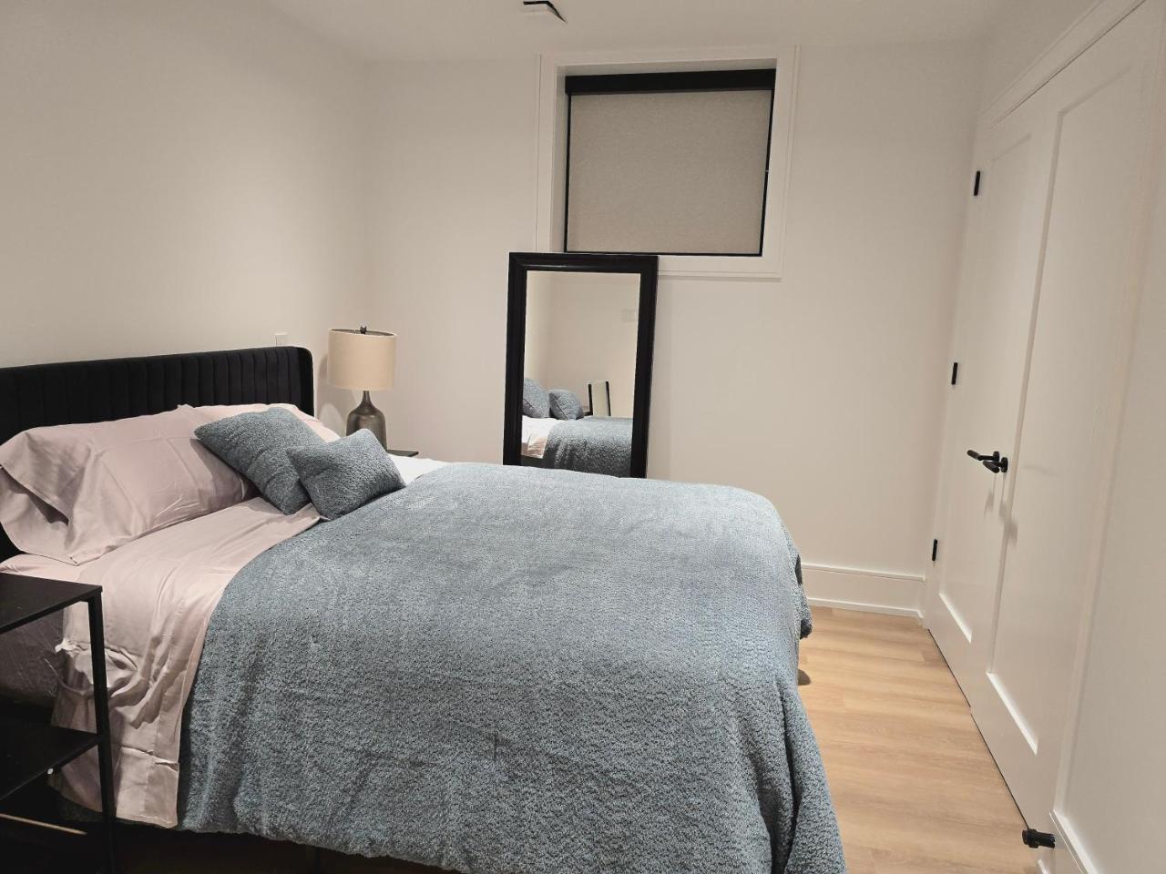 Spacious Bright 9ft Ceiling with Private Entrance — Milton — photo 4