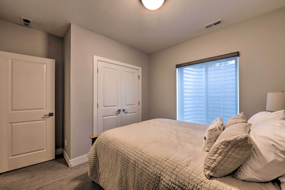 Modern Huntsville Resort Retreat with Deck And Hot Tub - photo 3