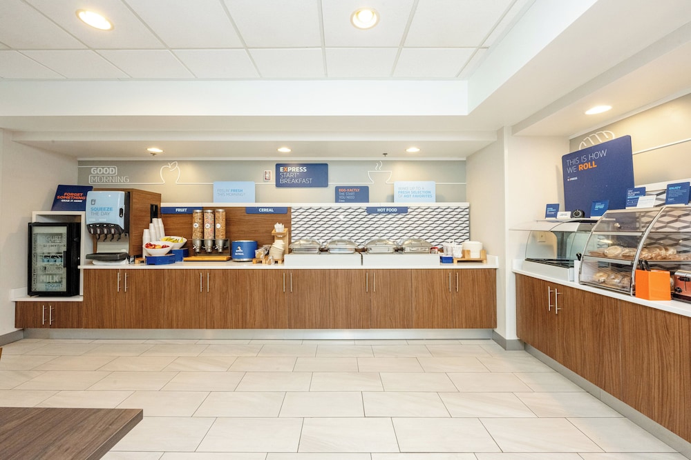 Holiday Inn Express & Suites Charleston Northwoods by IHG - photo 41