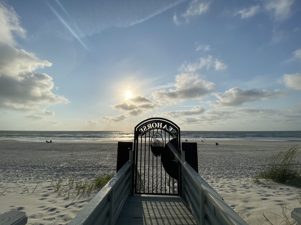 Seahorse Oceanfront Inn - photo 109