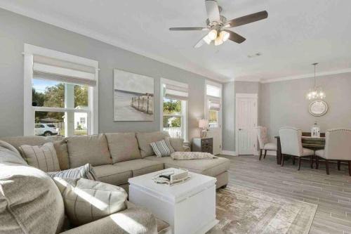 Chic Beach Cottage Retreat near Beach downtown — 4-Star Luxury Hotel in Gulfport, United States