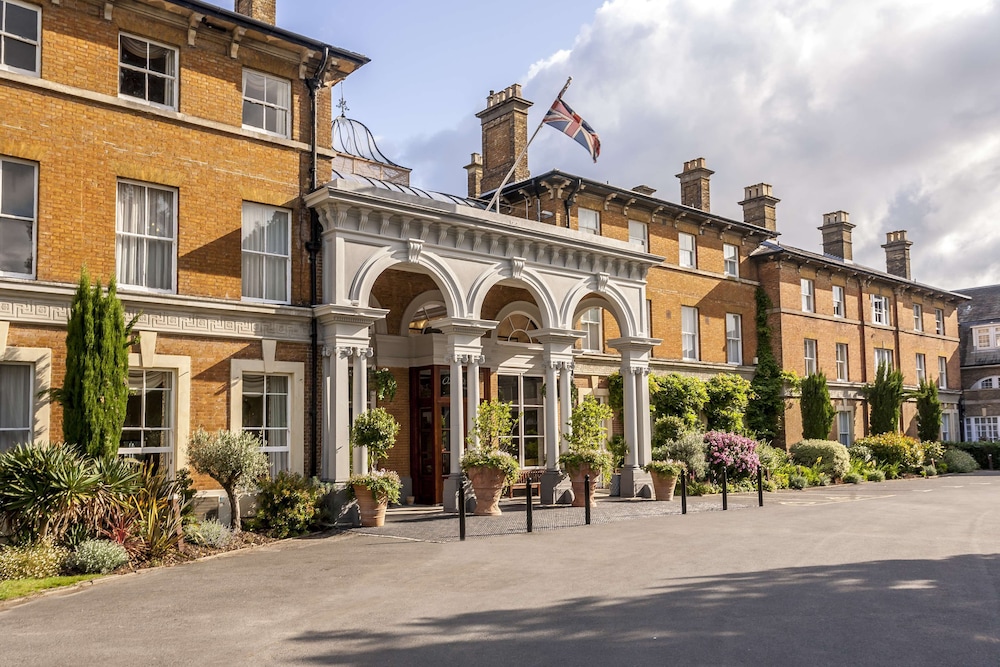 Oatlands Park Hotel — hotel in Weybridge