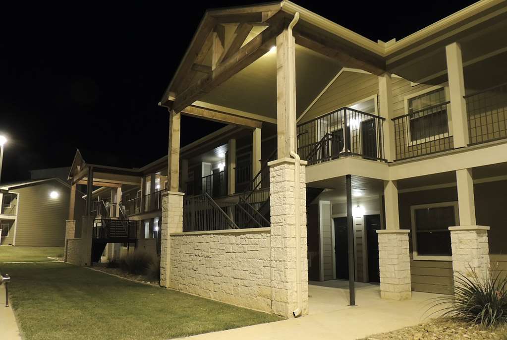 Eagle's Den Suites Kenedy a Travelodge by Wyndham - photo 4