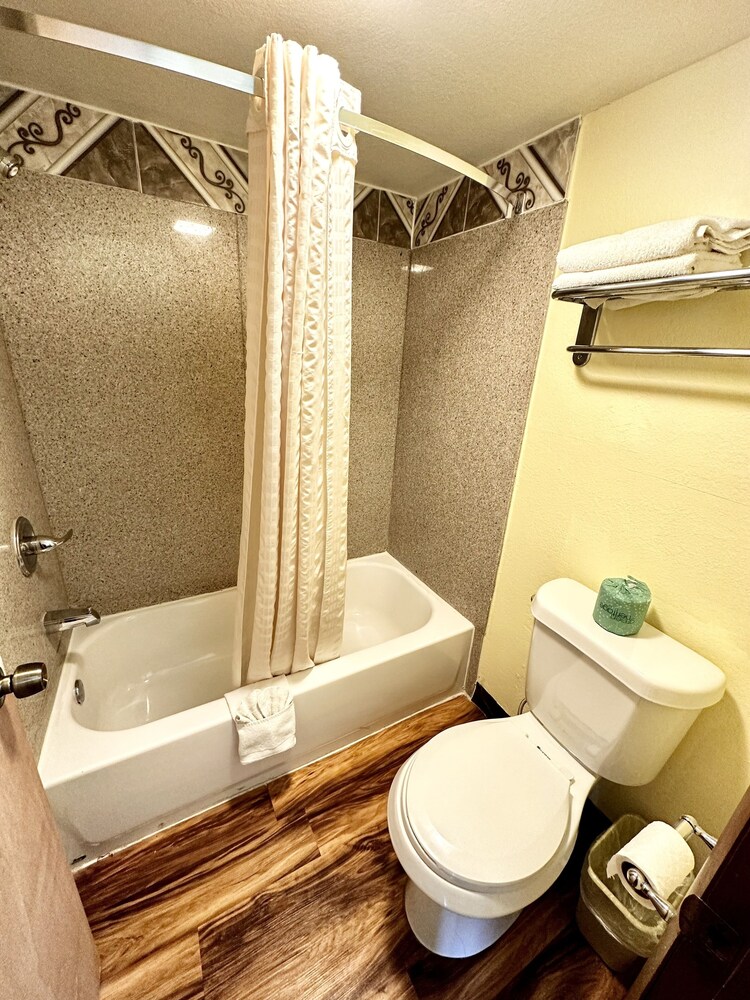 Regency Inn lola Kansas - photo 18