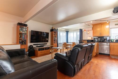 Newport Beach House 1 block from the beach FREE pickleball courts and 6 beach cruisers — 4-Star Luxury Hotel in Newport Beach, United States