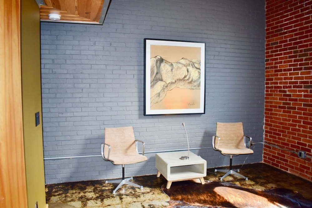 The Hangar Lofts Hotel - photo 8
