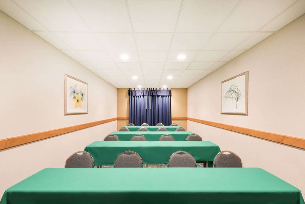 Wingate by Wyndham York - photo 11