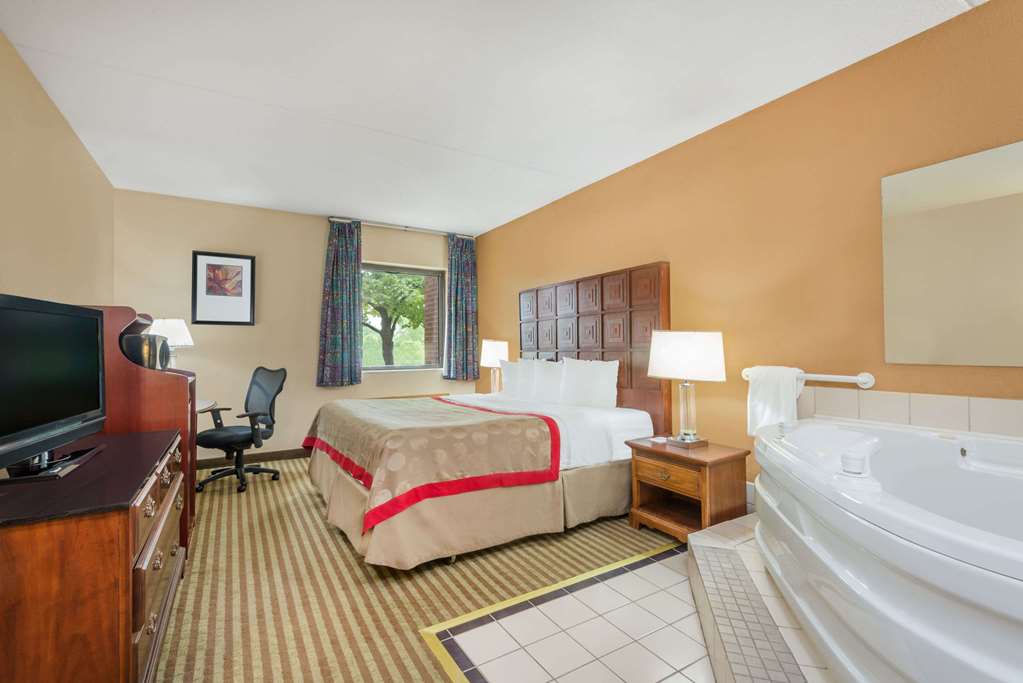 Ramada by Wyndham Columbus North - photo 18