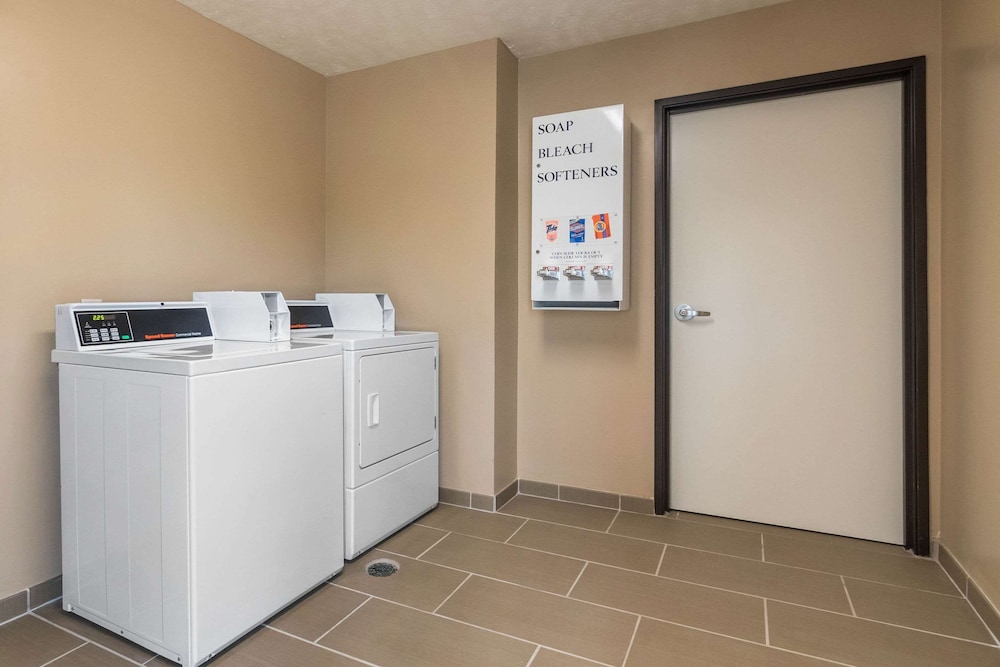 Comfort Suites Speedway Kansas City - photo 28
