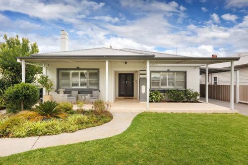 Central Entertainer’s Paradise in Wodonga, Australia