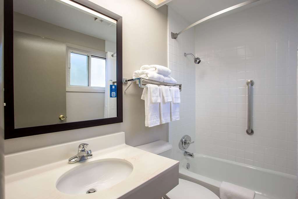 Days Inn by Wyndham Marquette - photo 24