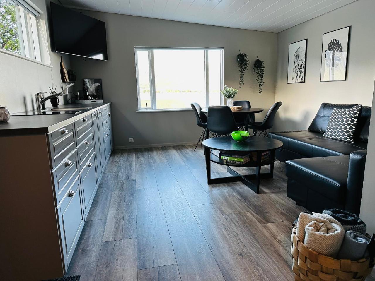 Cosy lakeview cabin 45 minutes from Reykjavik — 4-Star Luxury Hotel in Mosfellsbaer, Iceland