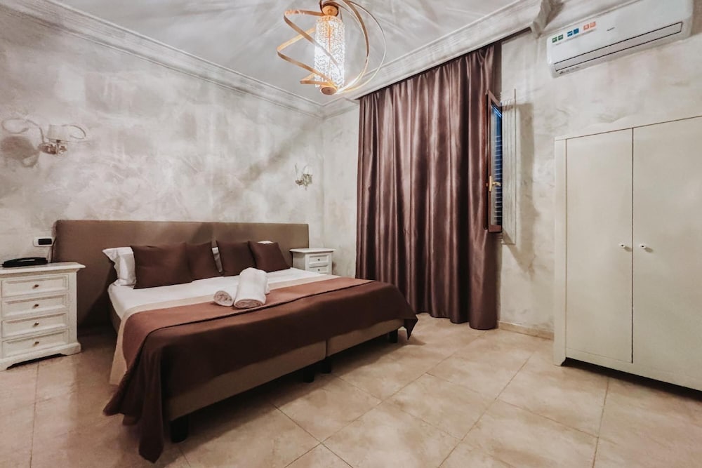 Bee Queen Hotel — Giugliano In Campania — photo 4