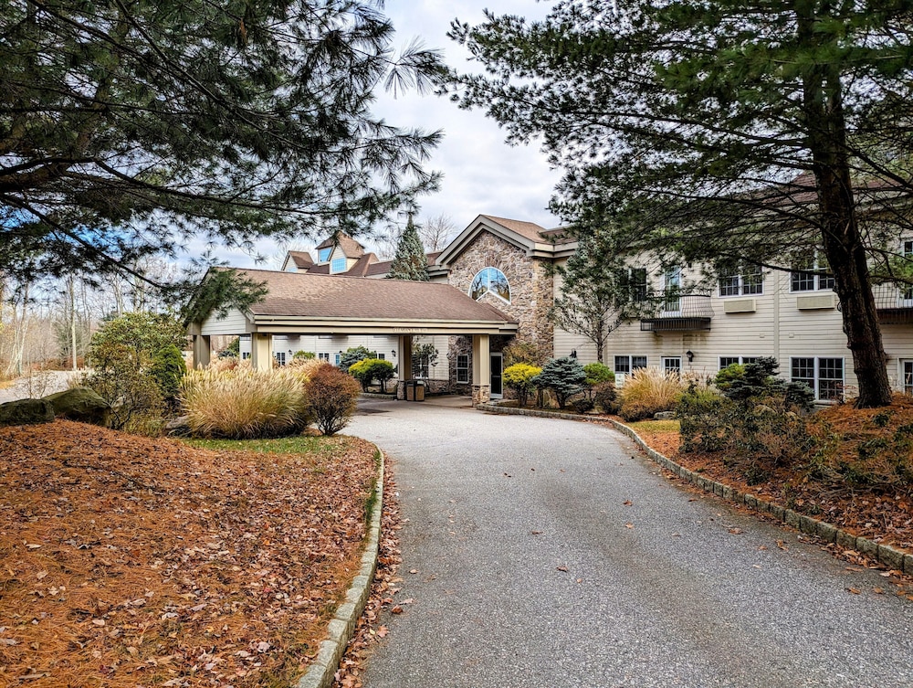 The Willowbrook Golf Hotel At Split Rock - featured photo