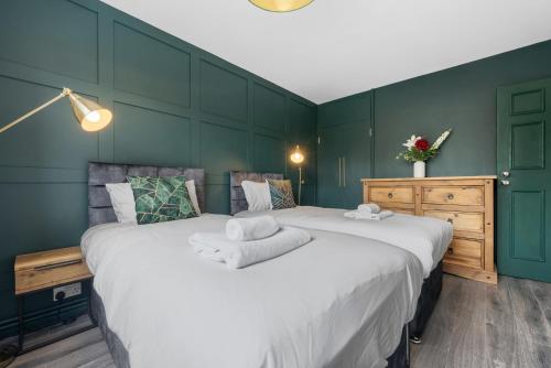 Spacious 3 bedroom Whitechapel Apartment with Garden by Gold Stays — 4-Star Luxury Hotel in London, United Kingdom