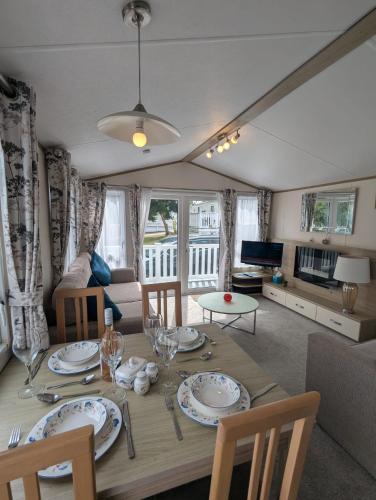 Lovely Bright And Airy Caravan On The 5 Star Shorefield Country Park Entertainment Passes Included in Milford On Sea, United Kingdom