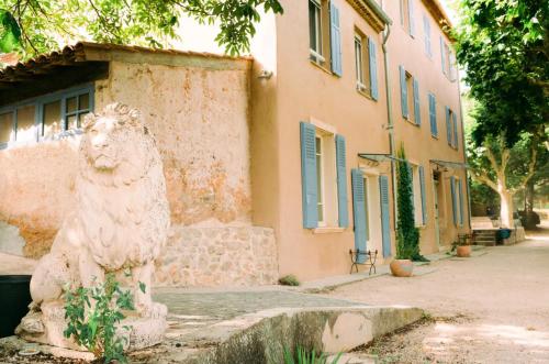 GArte classAc 3 dans magnifique bastide provenA ale — 4-Star Luxury Hotel in Auriol, France