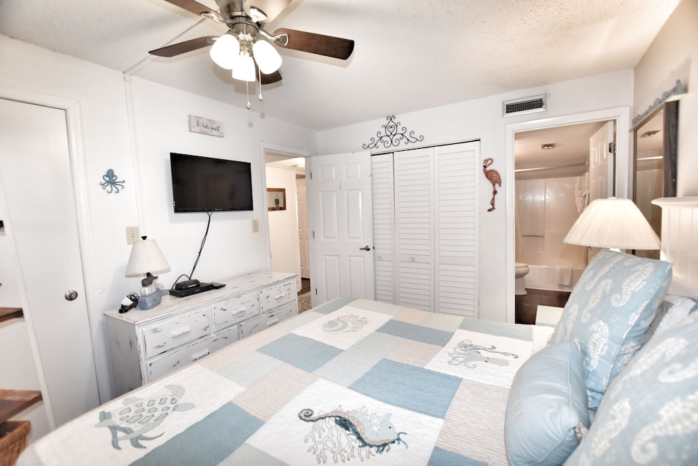 0602 Waters Edge Resort Studio Bedroom Condo by RedAwning - photo 5