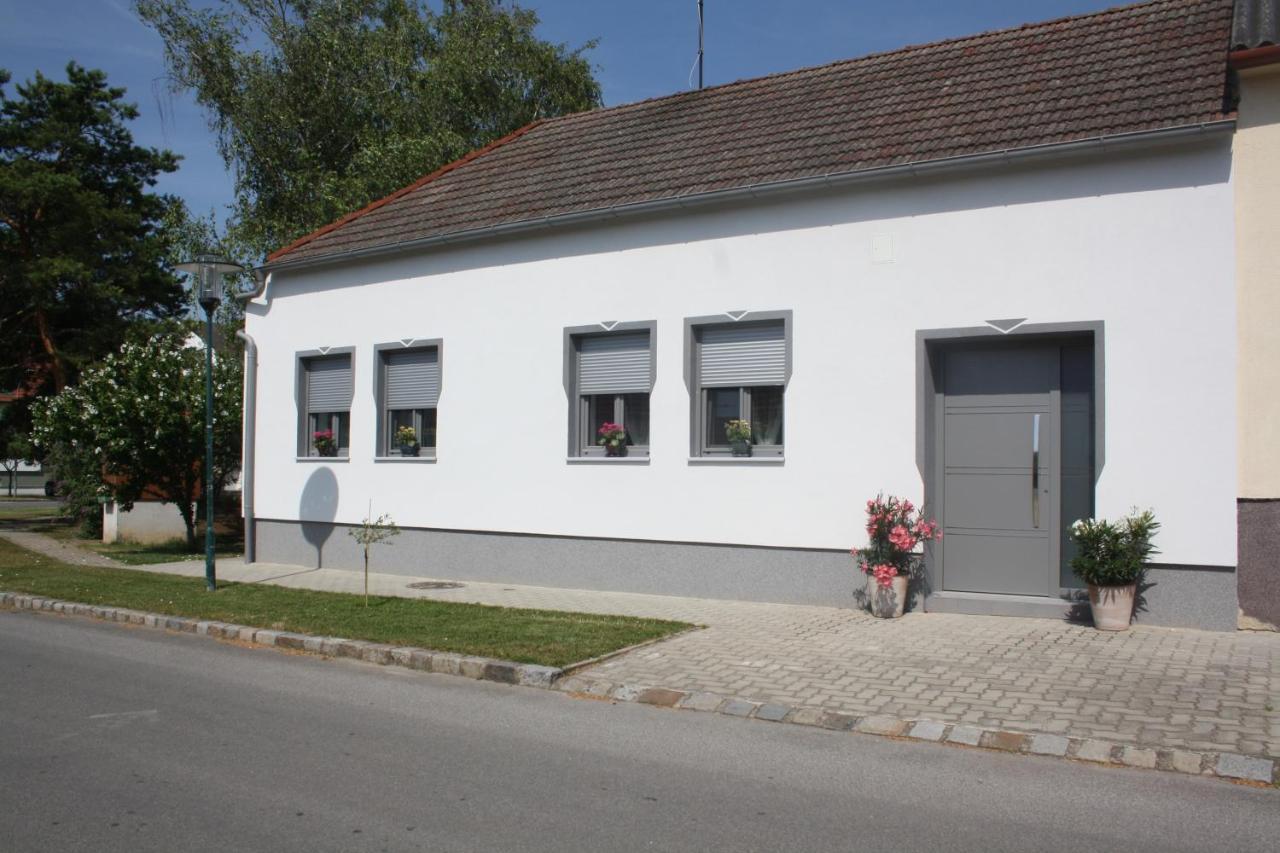 Zur Weinlaube — hotel in Frauenkirchen