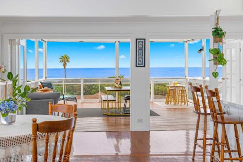 Sun Catcher ocean views walk to beach lake cafés shops — hotel in Lake Cathie