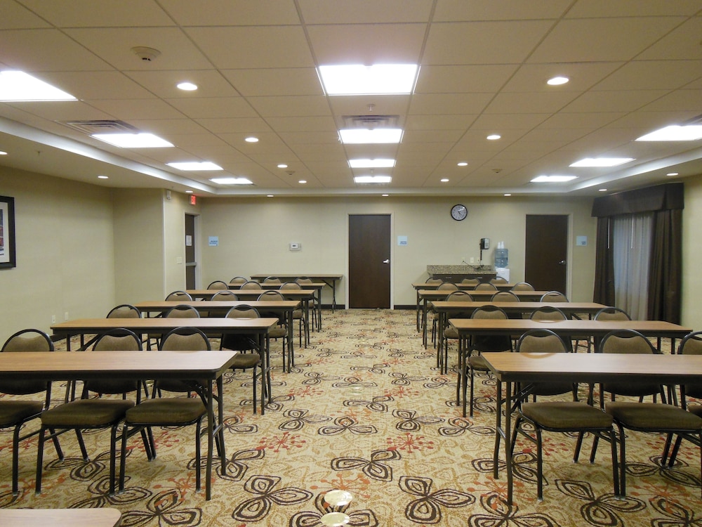 Holiday Inn Express & Suites Washington Meadow Lands by IHG - photo 32