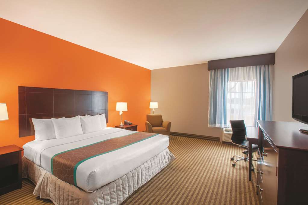 La Quinta Inn & Suites by Wyndham Houston Bush Intl Airpt E - photo 11