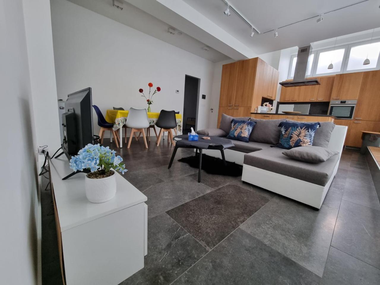 Bb Guesthouse — 4-Star Luxury Hotel in Wezembeek-Oppem, Belgium