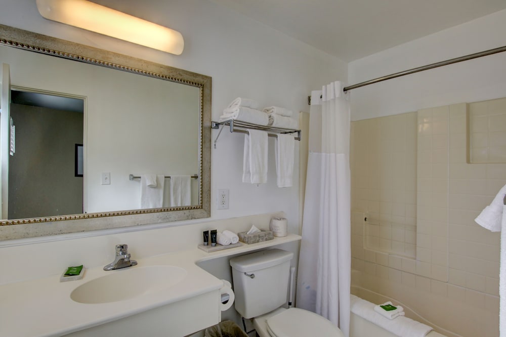 La Avenida Inn - photo 22