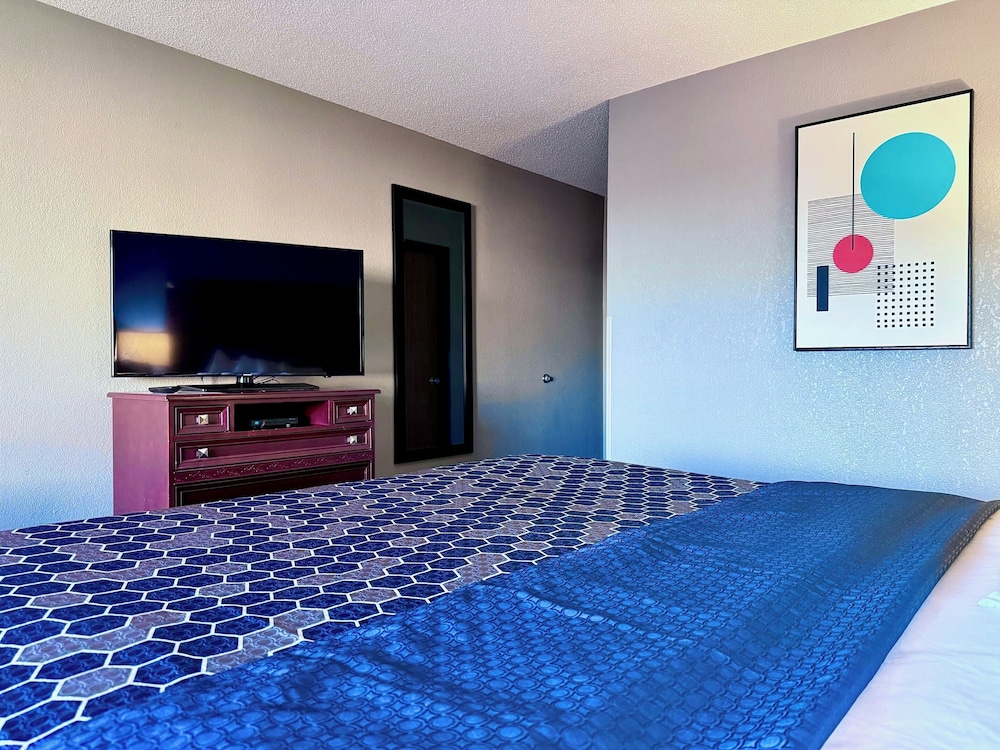 Economy Inn & Suites Cedar Rapids - photo 13