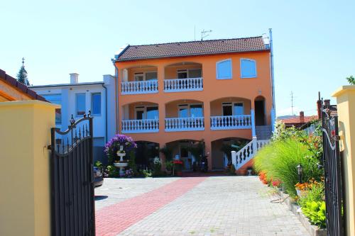 Studio Florida - carbon neutral hotel in Sturovo