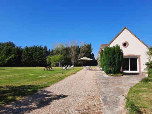 Gîte tout inclus avec piscine privative activités de plein air et animaux en liberté FR 1 491 396 — hotel in Aze
