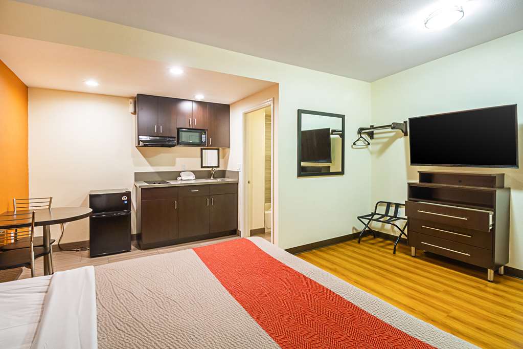 Motel 6 on Maple - photo 12