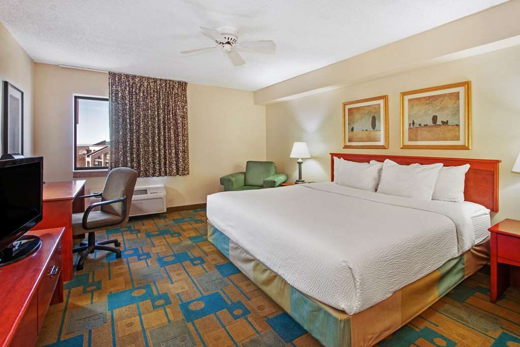 La Quinta Inn & Suites by Wyndham Albuquerque Journal Ctr NW - photo 13