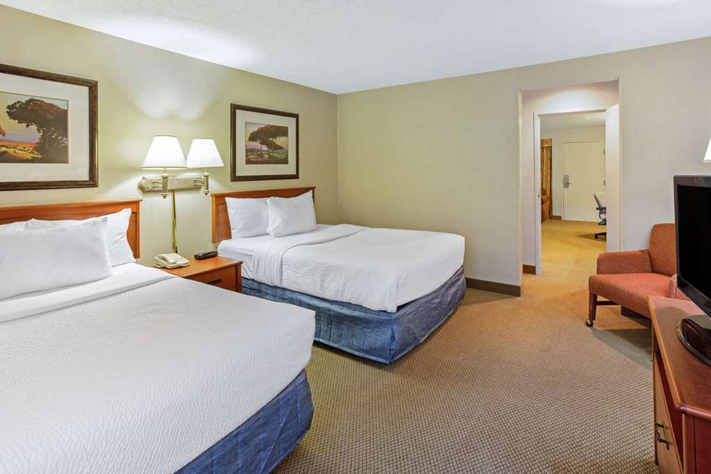 La Quinta Inn & Suites by Wyndham Appleton College Avenue - photo 13