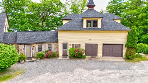 Waterfront 1 Bedroom With Deck 20721464 — Holderness