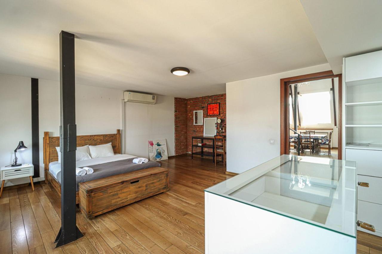 Vintage Mezzanine Apt in City Center By Wehost