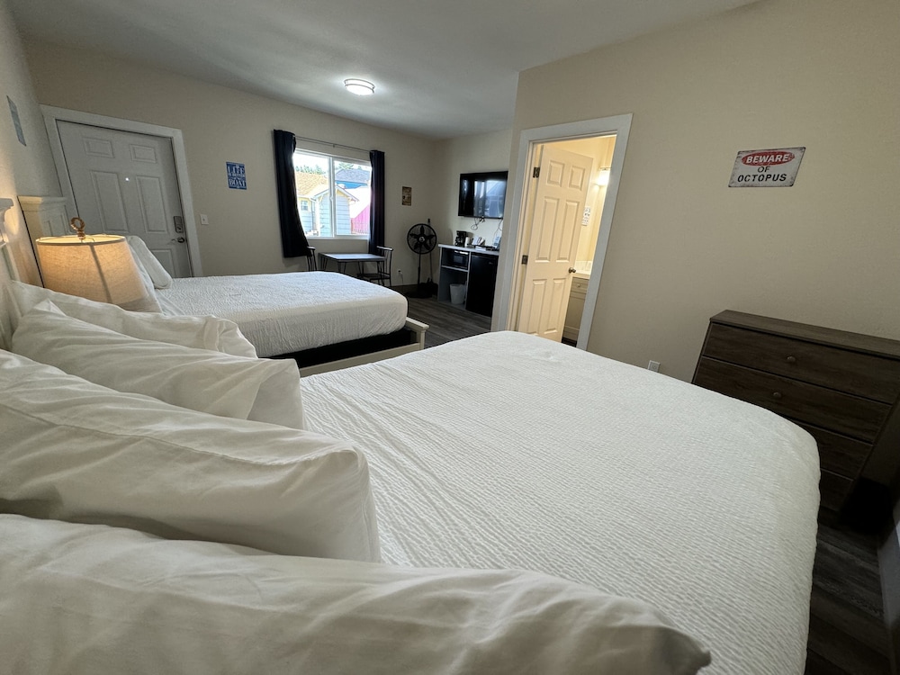 The Coastal Inn and Suites - photo 38